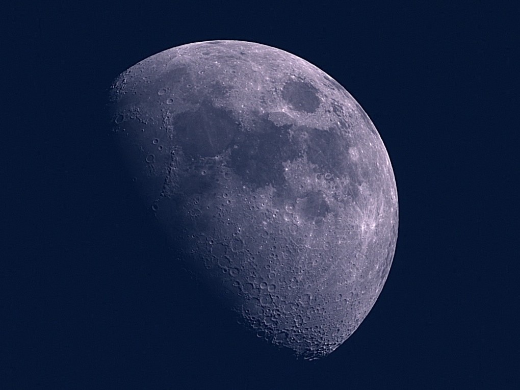 Mond am blauen Abendhimmel